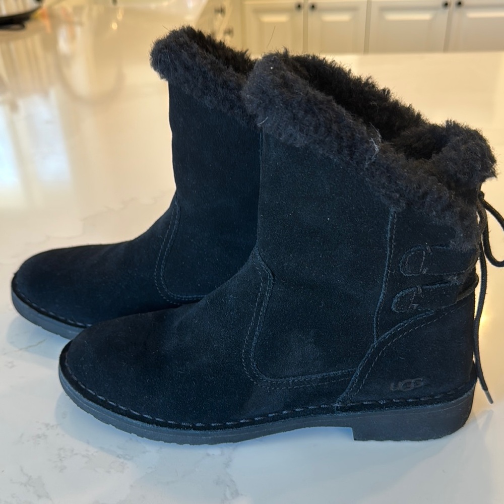 UGG Women's Black Suede Boots- like new, worn once size 6